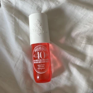 Sol de Janeiro Brazilian Crush 40 - Parfymmist från Sol de Janeiro, Brazilian Crush Cheirosa 40. Doftnoter av svart bärnsten, plommon, jasminblomma och vaniljträ. Flaskan är cylinderformad i rosa plast med stor vit kork och präglad logga. Perfekt för dig som gillar söta och varma dofter.