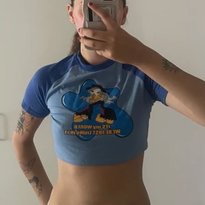 Blå croppad topp med tryck - Fin gullig topp från shein