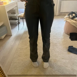 Skinnbyxor från bikbok  - Säljer dessa skinnbyxor från bikbok! Bra skick förutom små märken på bakfickan som inte syns tydligt alls!