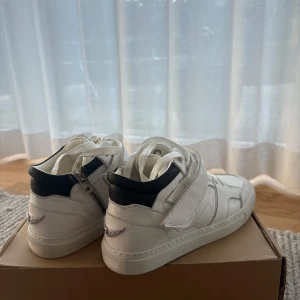Så snygga Zadig Voltaire skor!!!💕💕 - Zadig Voltaire sneakers, Mid flash smooth calfskin, vita, strl 38, använda endast 1 gång och kvitto samt skolåda finns❣️❣️Inköpta på Zadig Voltaire i Stockholm🤩Stor efterfrågan😍