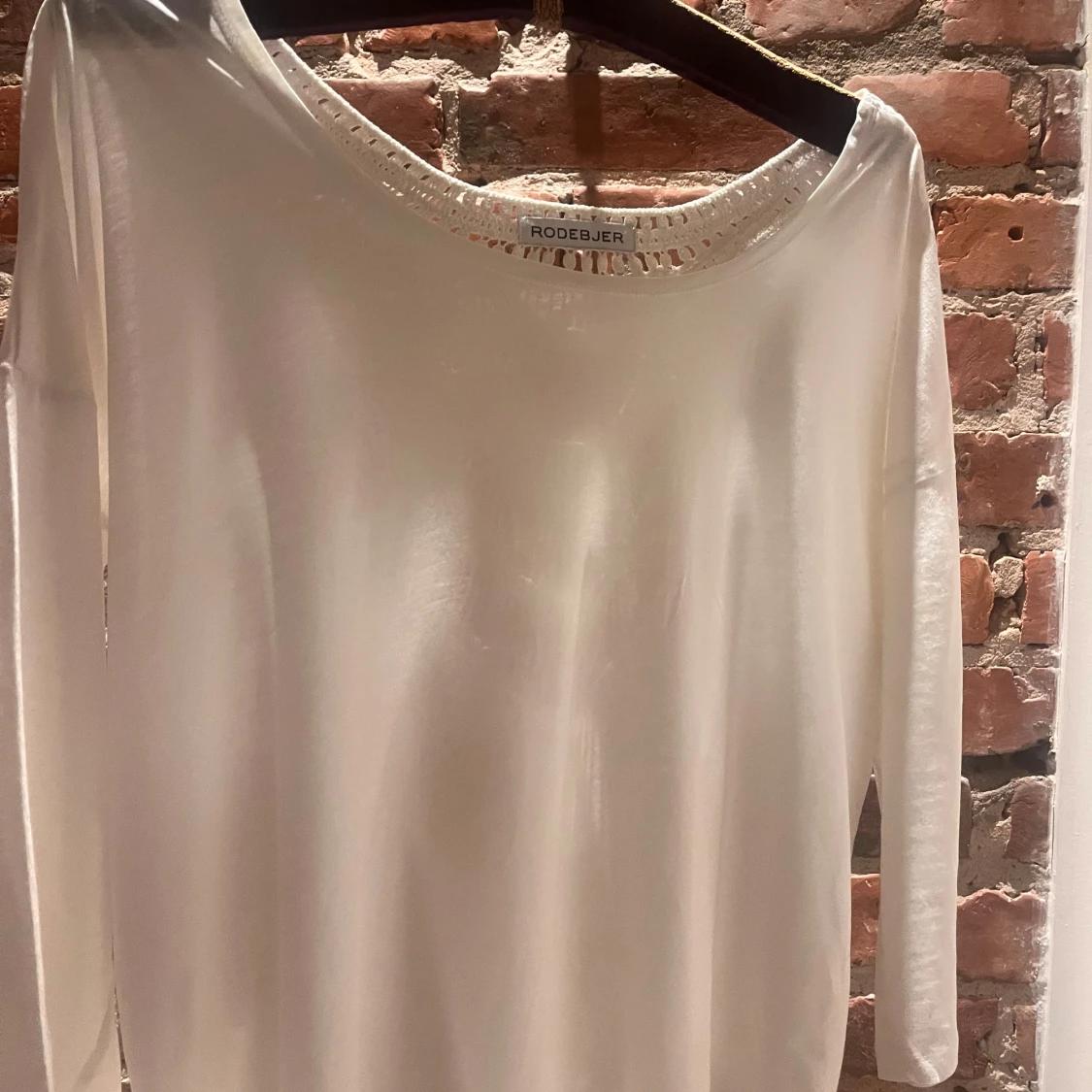 Rodebjer - Vit blus med broderad rygg  - 2