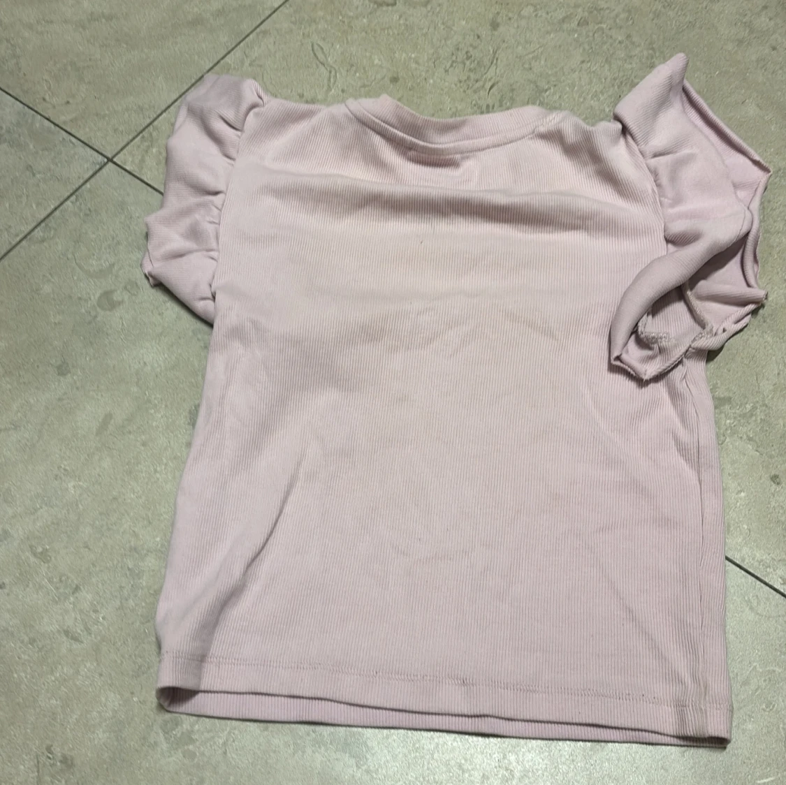 Ljusrosa topp med volangärmar Gina Tricot - 1