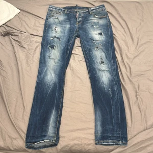 Dsquared2 jeans - Riktigt snygga blå jeans från Dsquared2. Har haft de några år och har tröttnat lite därför säljer jag för billigt bra pris.