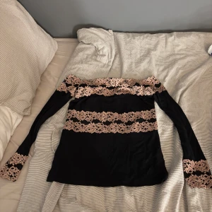 Svart offshoulder topp med spetsdetaljer - Säljer denna offshoulder toppen från Intimissimi då den tyvärr inte kommer till användning.