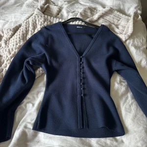 Kofta från Gina Tricot - En supersöt kofta från Gina som endast är använd ett fåtal gånger 🩷kommer ej till användning