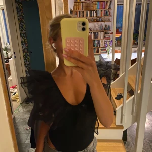 Svart body - Supersnygg svart body. Perfekt för lite festliga tillfällen. Så cool. Tajt och stretchig, går att få mycket boobs i den om man skulle vilja det.🙌🌺