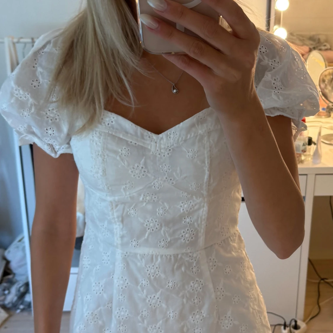 Vit kort klänning med puffärm - 1