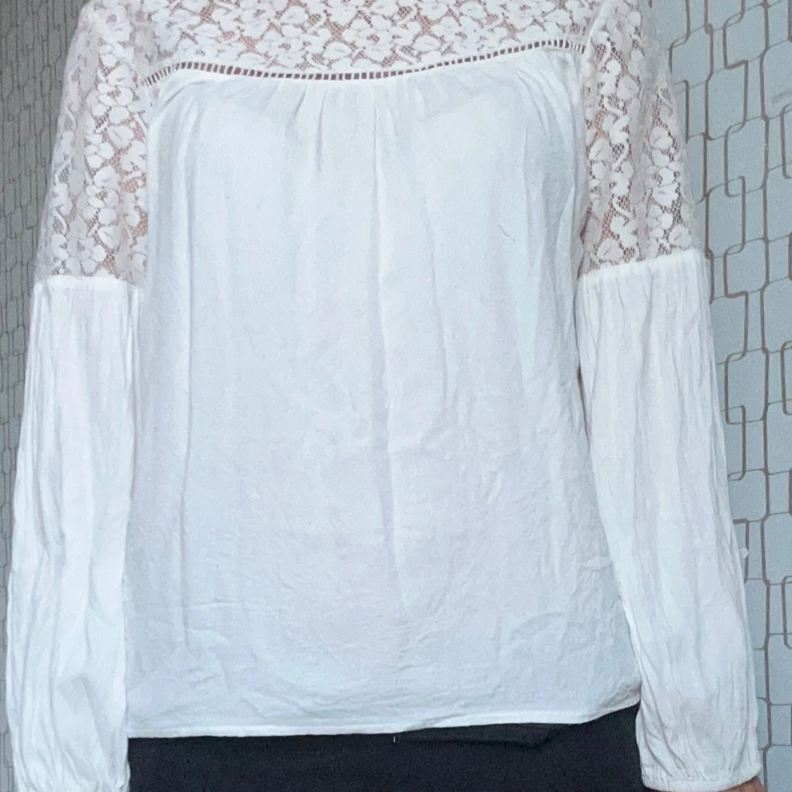 Vit blus med spetsdetaljer