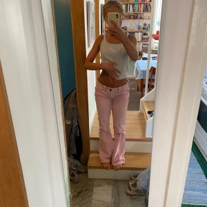 Rosa lågmidjade Bootcut jeans  - Skit coola rosa jeans i Manchester material! Har sytt mer lågmidjade (satt konstigt innan) har även sytt in lite i midjan på båda sidor, man får sprätta som man vill självklart. Skit snygga!🌸💞Jag är 163 för referens.
