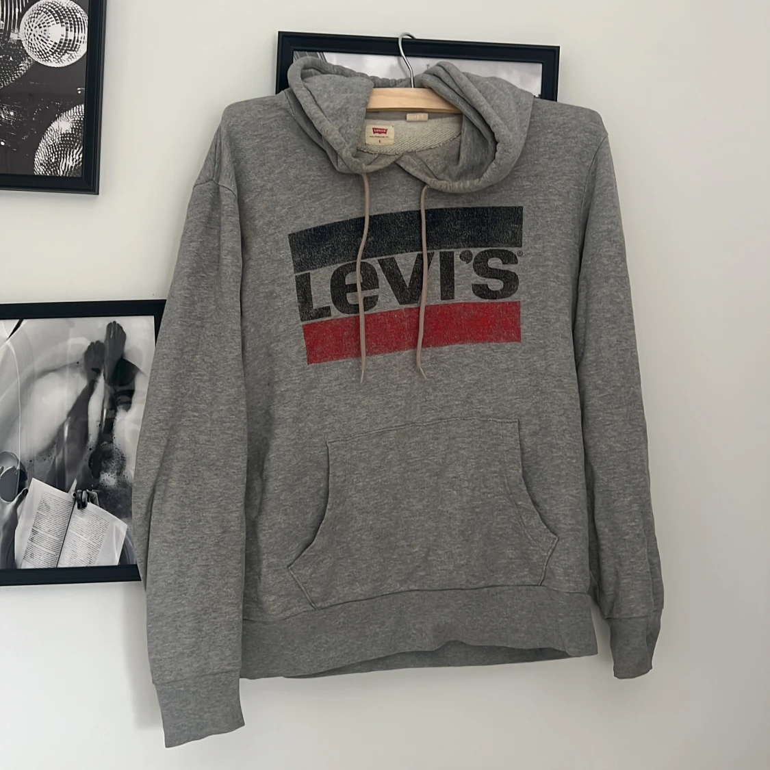 Grå hoodie från Levi's med logga