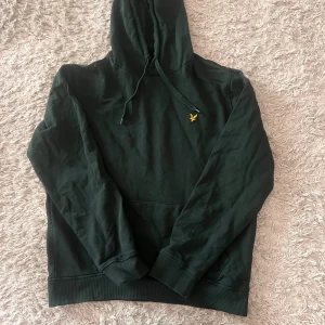 Mörkgrön hoodie från Lyle & Scott🤩 - Snygg mörkgrön hoodie från Lyle & Scott med klassisk gul logga på bröstet. Hoodien är i storlek L och pris går att diskuteras 🤩