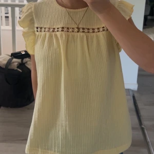 Gul topp med detalj💕 - Jätte fin top i storlek xs ifrån shein, jätte skönt material och fina detaljer💕 kommer inte till användning💕💕