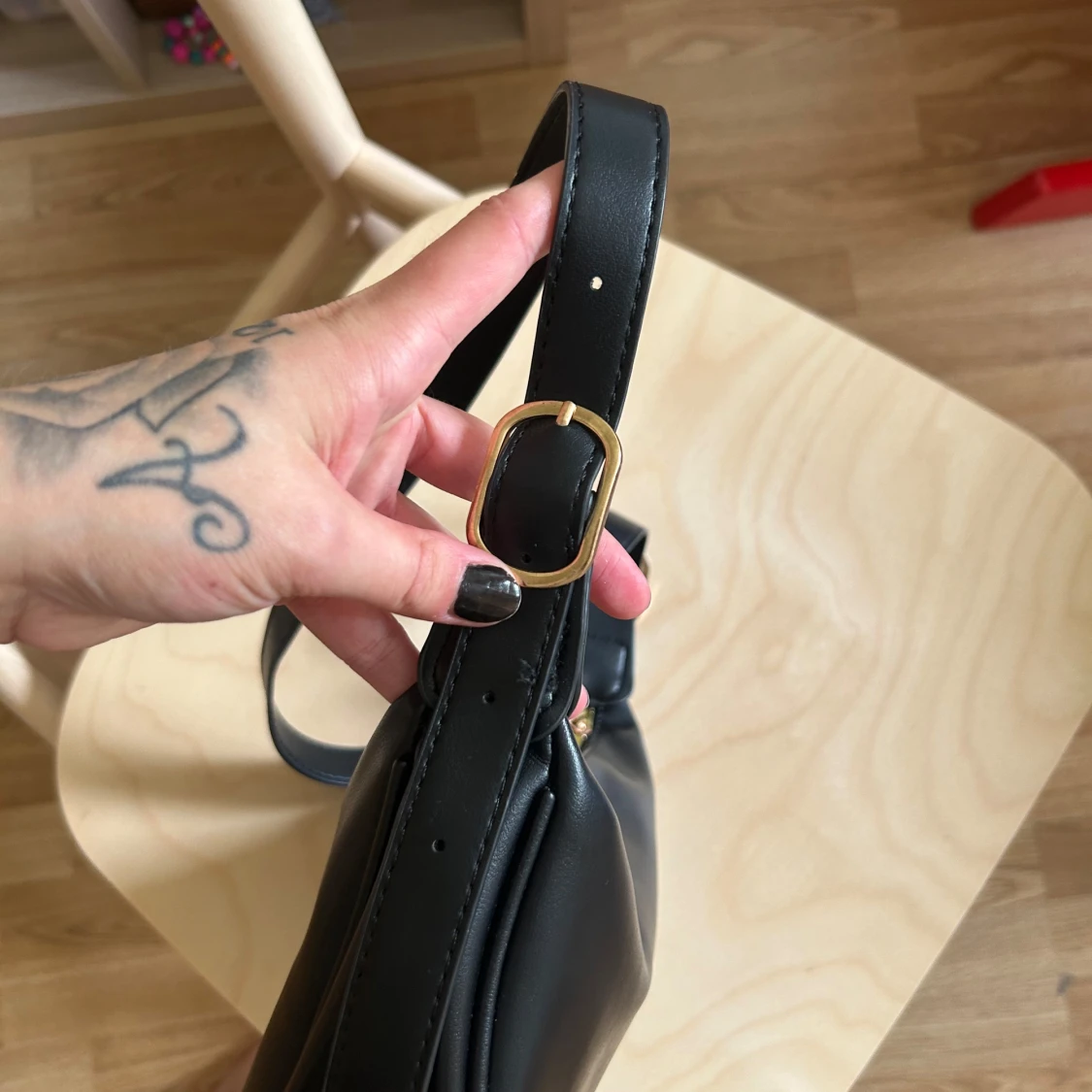 Svart axelväska/crossover i skinnimitation - 2