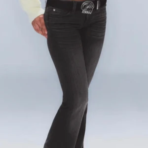 Svarta bootcut jeans med stretch - Snygga svarta jeans med bootcut-modell och lätt utsvängda ben. Jeansen har klassisk femficksdesign, normal midja och är tillverkade i stretchigt denim för en bekväm passform. ⚠️lappen där bak är borta⚠️