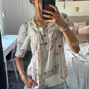 Söt blus - Hej!! Säljer denna jättesöta blusen med mönster! Passar en xs-s, tveka inte att skriva vid frågor och pris kan diskuteras!🤗