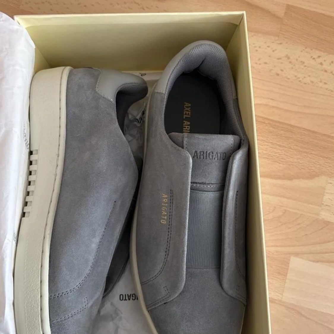 Grå mocka sneakers från Axel Arigato - 1