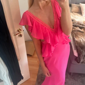 Unik rosa långklänning med volang - Maxiklänning i fint skick från asos stl 34 