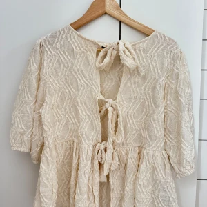 Söt blus men knyte - Säljer denna jätte fina beige/ vita blusen med knyte längst fram från ginatricot. Endast använd att fåtal gånger. Hör av er vid frågor om pris eller annat!💖