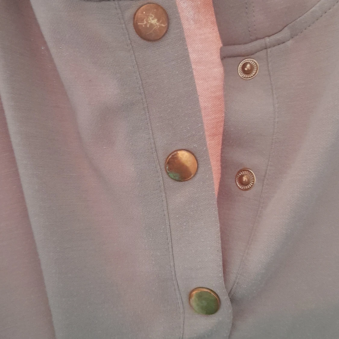 Beige hoodie från Stories med knappar - 1