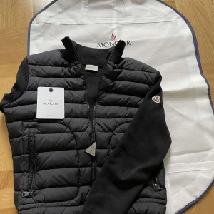  Moncler cardigan  - En jätte skön jacka från moncler perfekt för hösten då den tar vinden perfekt och tar fram dina bästa stiler