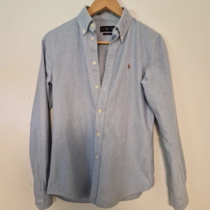 Ljusblå skjorta från Ralph Lauren - Tvär fet ralph lauren skjorta. Skjortan är nästan aldrig använd. Pris kan diskuteras!