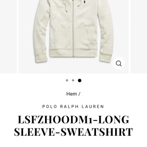Ljus grå zip hoodie från Polo Ralph Lauren - Snygg ljusgrå zip hoodie från Polo Ralph Lauren med dragkedja framtill, huva med snörning och två fickor. Klassisk broderad logga på bröstet. Perfekt för en chill och stilren look.