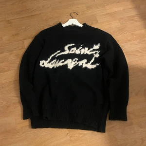 Ysl Tröja - Säljer denna Ysl tröja i Storlek Small. Priset kan diskuteras. Den är använd några gånger bara och allt medföljer. Fraktar i hela Sverige.