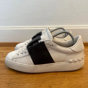Valentino open sneakers - Säljer nu dessa fina valentino open skor | Fint skick | Storlek 36,5 | Kvitto finns som intygar äktheten | Hör gärna av er vid frågor eller funderingar 