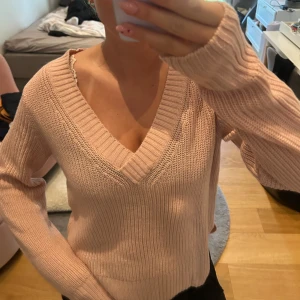 Stickad rosa v-ringad tröja från Vila - En helt oanvänd stickad tröja med prislapp kvar. Från vila, storlek M men passar S också. Nypris 299kr och säljer för 199kr men är öppen för att diskutera pris. 