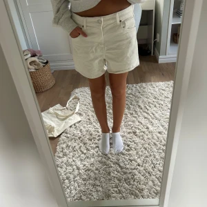 Vita jeansshorts från H&M, strl 36 - Snygga vita jeansshorts från H&M i storlek 36💕