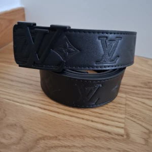 Snygg svart L V bälte  - Är i väldigt bra skick, flera bälten finns på min konto!