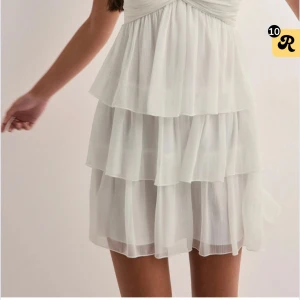 Vit Nelly klänning  - Jättefin vit klänning från Nelly, strl S. Använd ca 5 gånger 