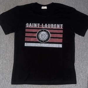 Saint Laurent t shirt  - Hej,säljer min Saint Laurent t-shirt som är i storlek S och i mycket bra skick dom har inga deffekter eller andra fel och vid intresse är det bara att skriva