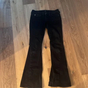 Svarta low Rise Flare bootcut jeans True Religion - Säljer ett par svarta True Religion jeans som säljs pågrund av att de inte passar mig.