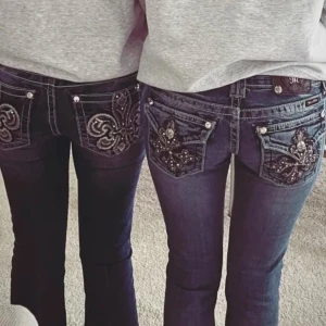 SÖKER I STORLEK W23!!  - söker ett par ganska ljusa miss me jeans i storlek w23, helst utsvängda o lågmidjade!!!!! Kontakta om ni har eller vet nån som säljer på Plick eller vinted !!