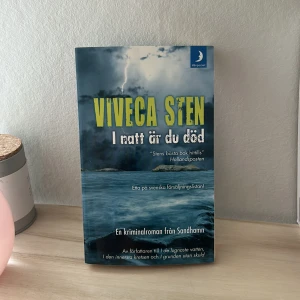 I natt är du död - En spännande kriminalroman från Sandhamn! Perfekt för dig som gillar mysterier, oväntade vändningar och vill följa polisutredningar i svensk skärgårdsmiljö. En bok som håller dig på helspänn från första till sista sidan.