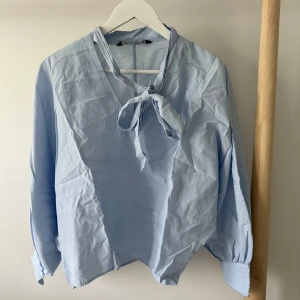 Blå skjorta - Blå skjorta från Zara.