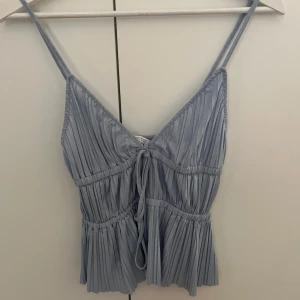 Topp - Så fin ljusblå topp från Zara. Strl xs fint skick 💕