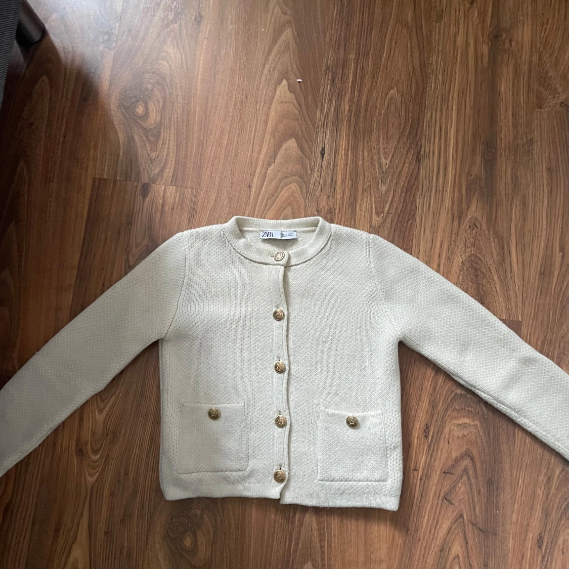 Beige kofta från Zara med guldknappar