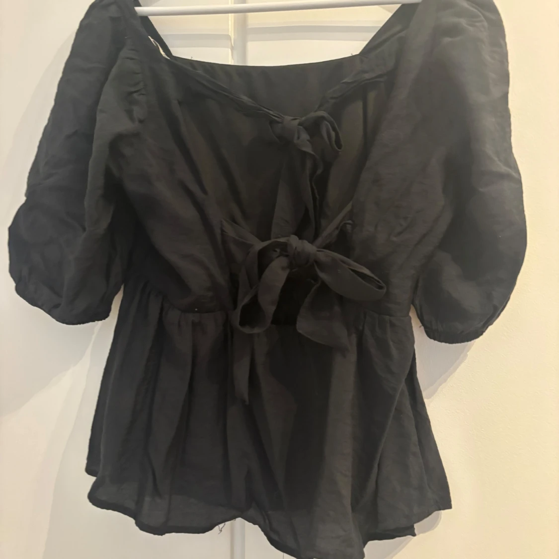 Svart blus med puffärm från AWARE - 1