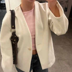 Kort vit kappa - Snygg kort vit kappa från bikbok🤍🤍något nopprig men inget som påverkar helhetsintrycket eller syns när man bär den