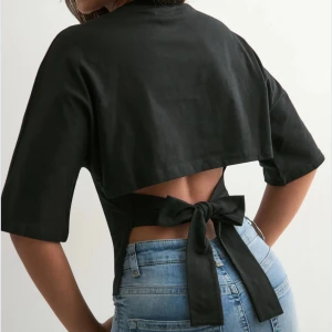 Svart Nelly open back tie top - Säljer denna för att den kommer knappt till användning längre, har knappt använt den själv, jätte söt! 🩷