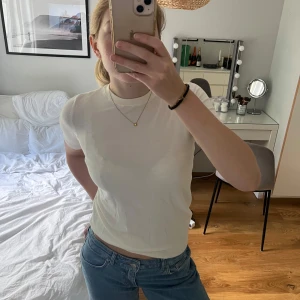 Off white stickad t-shirt - Off white (creméfärgad)  stickad t-shirt från Amisu med snygga detaljer längst ut på ärmarna och tröjan. Använd väldigt få gånger, i mycket bra skick. Stor i storleken!💕