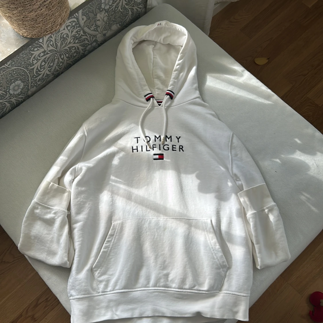 Vit hoodie från Tommy Hilfiger L