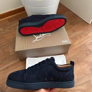 Mörkblå sneakers från Christian Louboutin - Hej jag säljer mina skor som är helt nya och allt följer med 