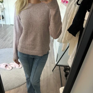 Rosa stickad tröja - Mysig rosa stickad tröja från Vero Moda. Perfekt inför hösten! Otroligt fin och mysig färg också.