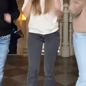 Grå bootcut jeans från LTB - Snygga grå jeans från LTB i bootcut-modell med klassisk femficksdesign. Jeansen har låg midja och är tillverkade i stretchig bomullsblandning för en bekväm passform. Perfekta för dig som gillar en avslappnad men trendig look.