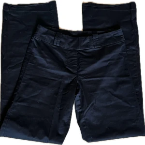  Lågmidjade kostymbyxor - Lågmidjade kostymbyxor från Benetton. jättesnygga, men säljer pga för små. 🖤 Midjemått: 34 cm innerbenslängd: 77cm