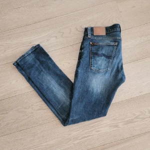 Nudie Jeans - Extremt feta nudie jeans i den perfekta färgen! Inga skador! Modellen är 185, storlek W30L32
