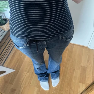 Wrangler jeans - Supersnygga bootcut jeans från Wrangler! Köpta på beyond retro och använt ett par gånger, men i fint skick💕storlek M. Skriv för mått😊